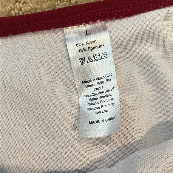 Chic Burgundy Bikini Set - Picture 2 of 3